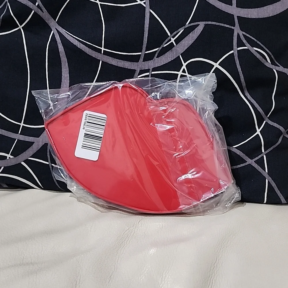 New Mac Lip Shaped Tin